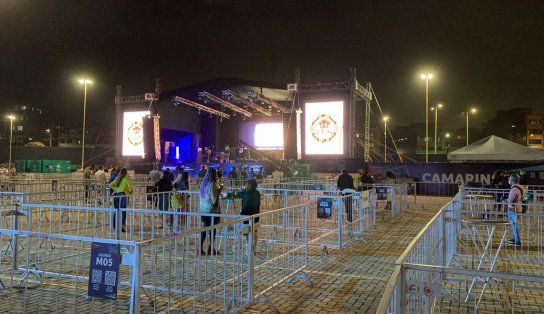 Entrou água! Chuva atrapalha programação e deixa público longe do palco no evento-teste de Salvador; veja vídeo