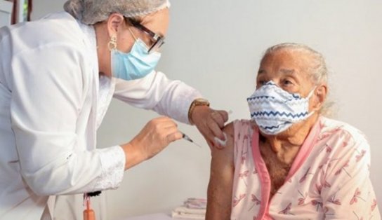 Prefeitura de Salvador inicia aplicação da 3ª dose em idosos com 80 anos ou mais