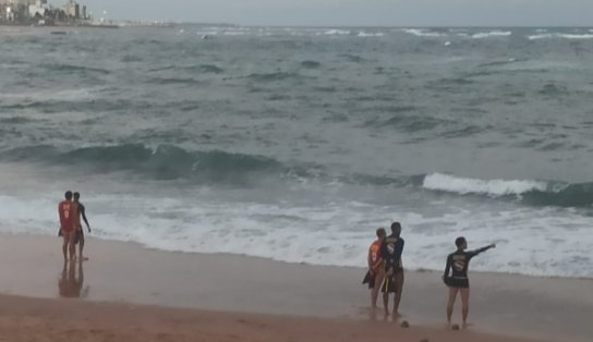 Mergulhadores e guarda-vidas buscam por jovem que desapareceu no domingo na praia de Amaralina, em Salvador