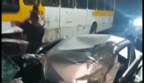 Homem fica gravemente ferido após colidir carro de passeio contra ônibus no bairro de Paripe, em Salvador