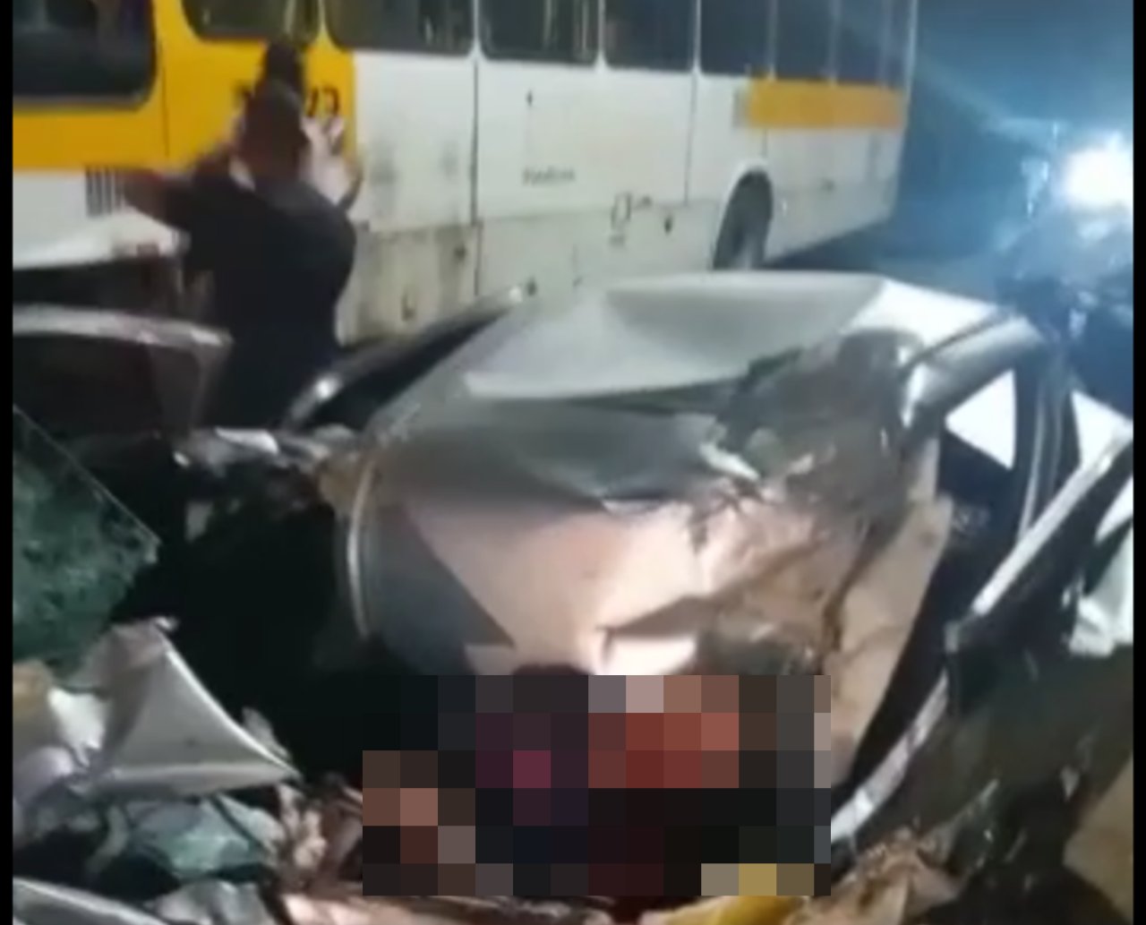 Homem fica gravemente ferido após colidir carro de passeio contra ônibus no bairro de Paripe, em Salvador