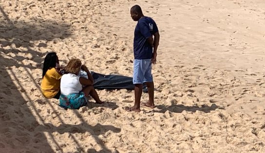 Família vê, ao vivo, corpo de estudante boiando na Praia de Amaralina e mãe se desespera: "por qual motivo, meu filho?"