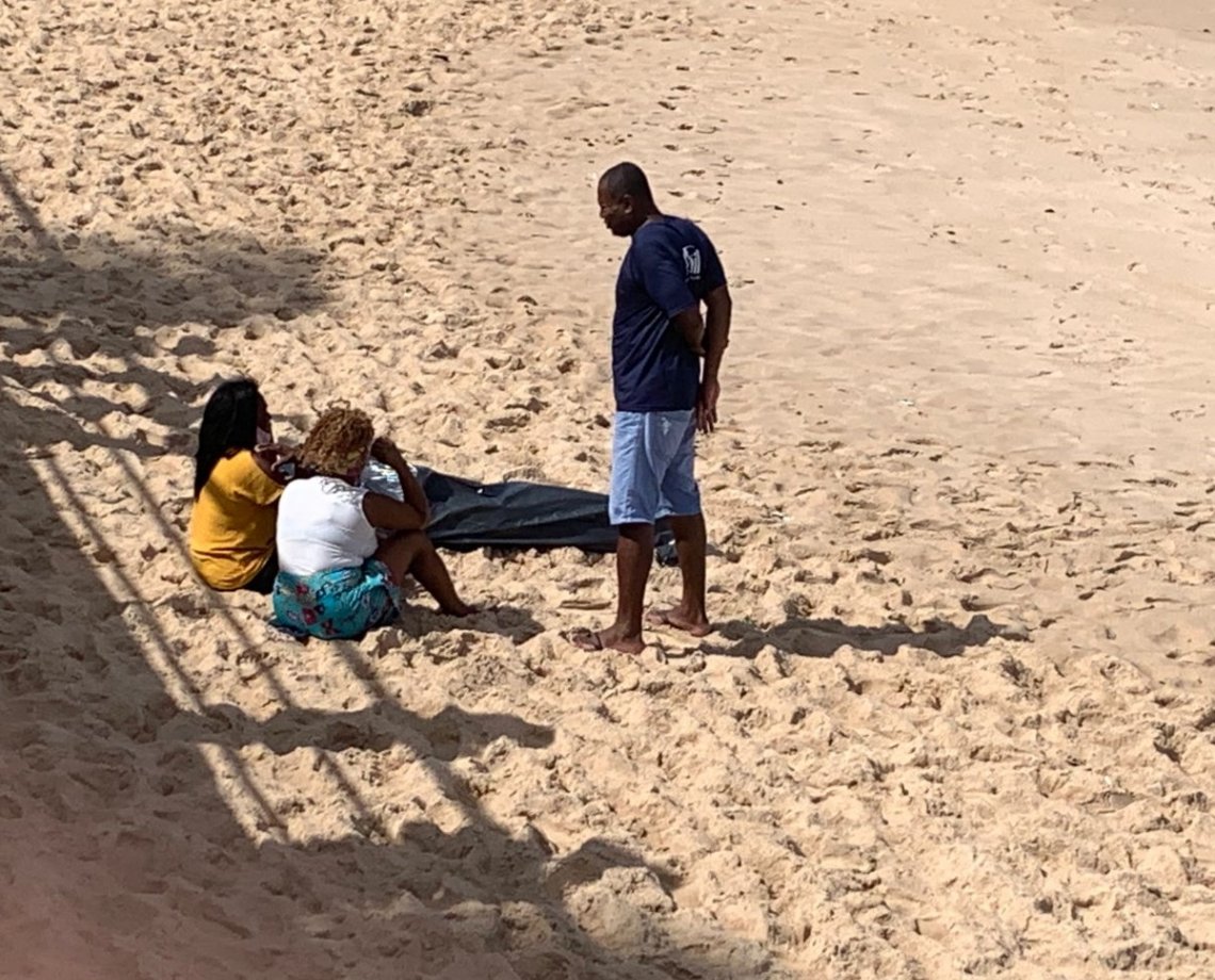 Família vê, ao vivo, corpo de estudante boiando na Praia de Amaralina e mãe se desespera: "por qual motivo, meu filho?"