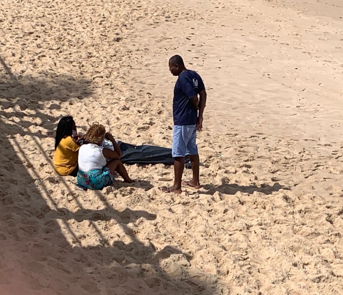 Família vê, ao vivo, corpo de estudante boiando na Praia de Amaralina e mãe se desespera: "por qual motivo, meu filho?"