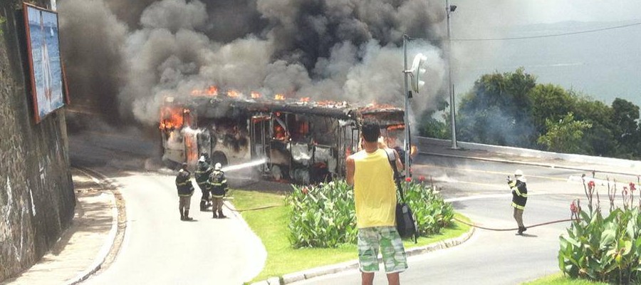 Ônibus pega fogo na Avenida Contorno, em Salvador