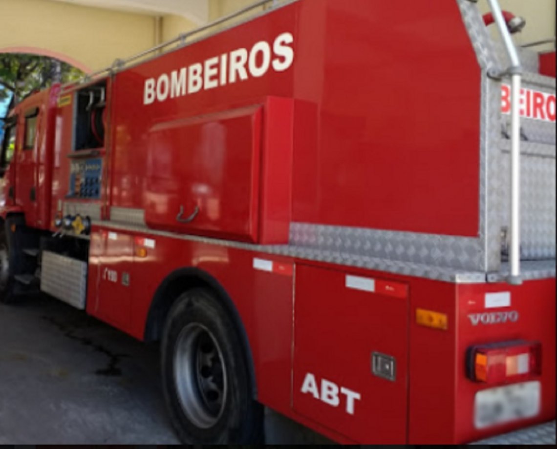 Bombeiros debelam inc&ecirc;ndio em pr&eacute;dio comercial no bairro de Itapu&atilde;; dep&oacute;sito foi atingido pelas chamas