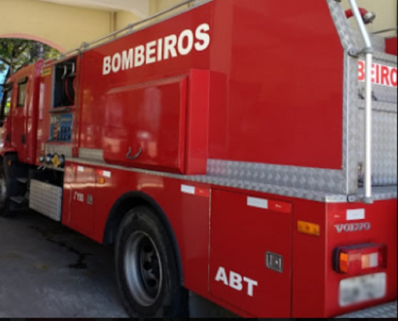 Bombeiros debelam incêndio em prédio comercial no bairro de Itapuã; depósito foi atingido pelas chamas