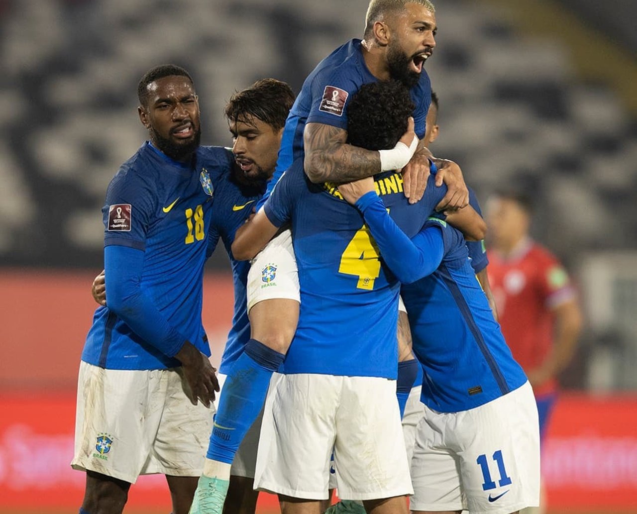 Brasil sofre, mas bate Chile e segue 100% nas Eliminatórias; domingo é a vez de encarar a Argentina