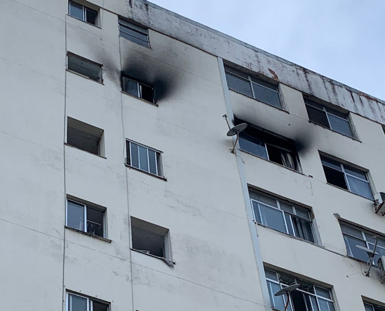 Incêndio atinge apartamento no oitavo andar em prédio no bairro da Barra, em Salvador