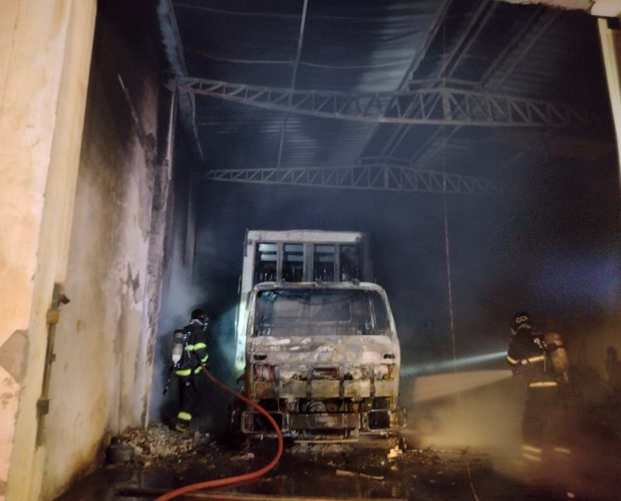 Corpo de Bombeiros debelam incêndio em prédio comercial, em Vitória da Conquista