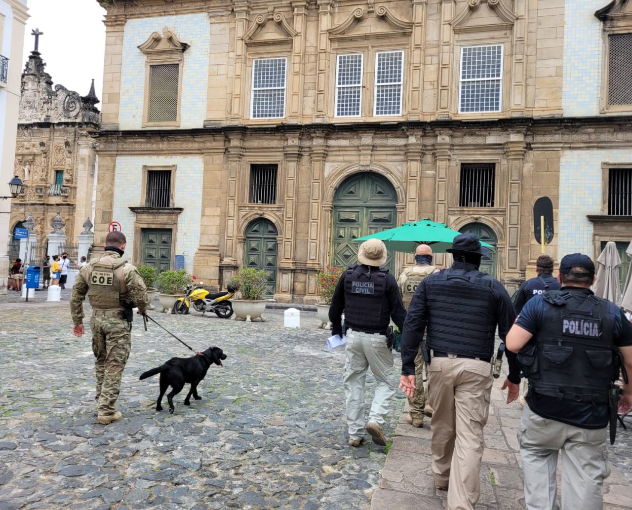 Megaoperação da polícia no Centro Histórico de Salvador prende cinco e conduz usuários de drogas para a delegacia 