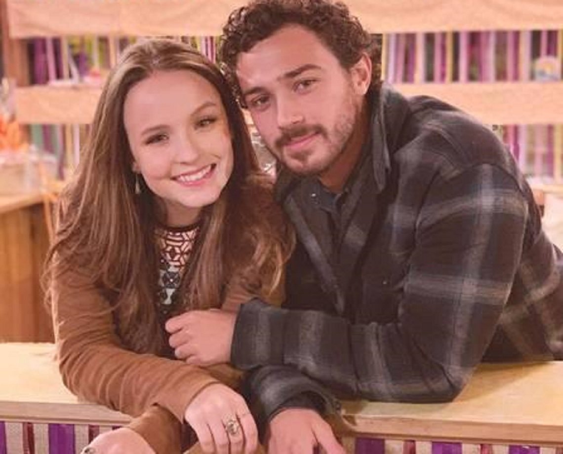 Imitando a arte: após contracenarem juntos, Larissa Manoela e André Luiz Frambach são vistos em clima de romance