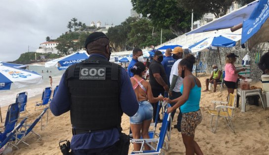 Acesso à praia do Porto da Barra continua restrito neste domingo para evitar aglomerações