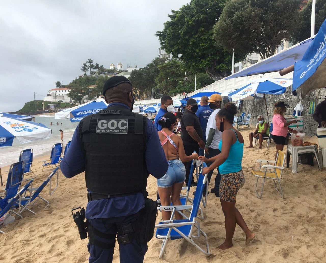 Acesso à praia do Porto da Barra continua restrito neste domingo para evitar aglomerações