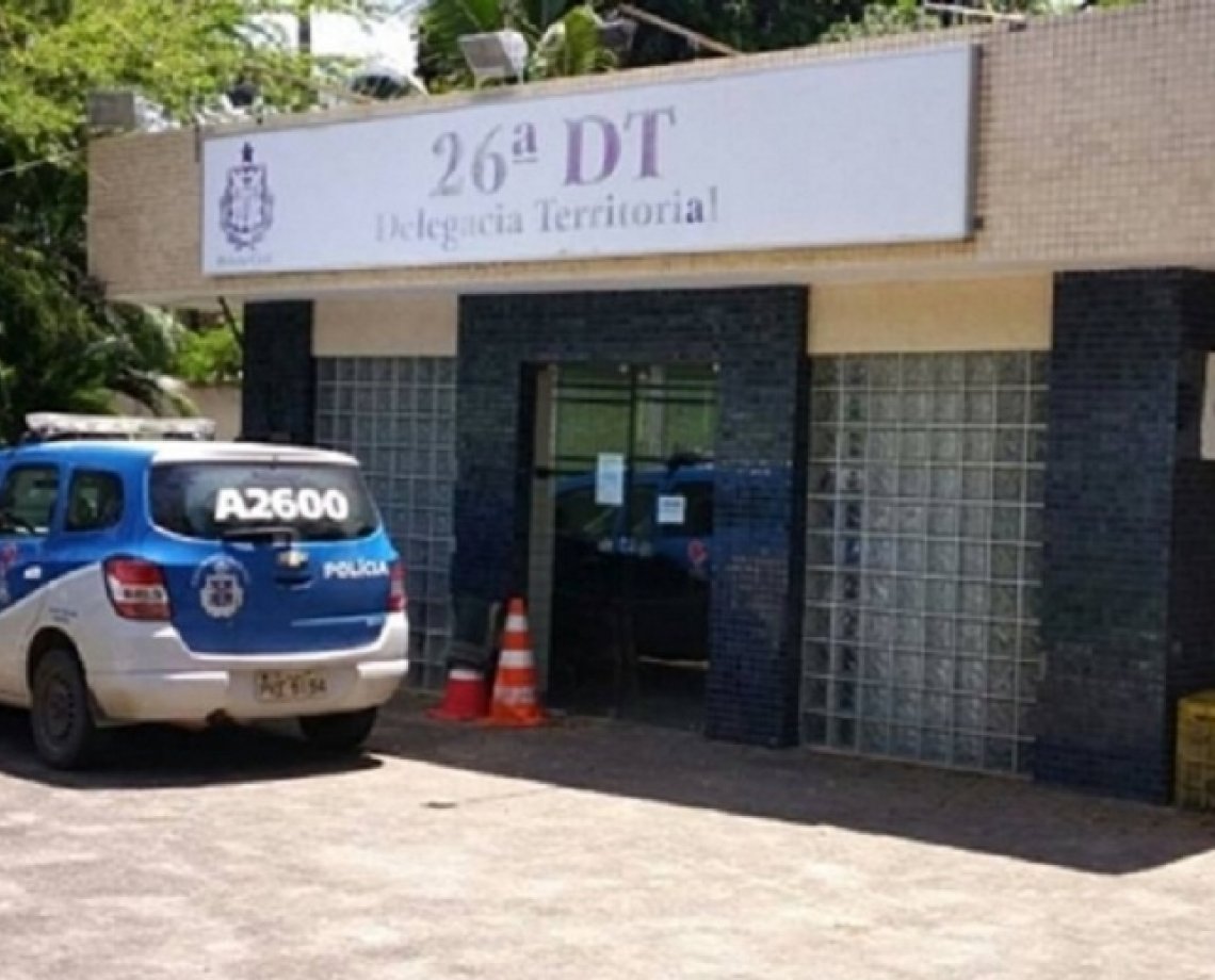 Uma pessoa morre e quatro ficam feridas durante tiroteio em praça de Arembepe; sobreviventes são levados ao hospital