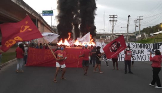 "Fora Bolsonaro": integrantes de movimentos sociais protestam contra o governo federal e interditam a Rótula do Abacaxi