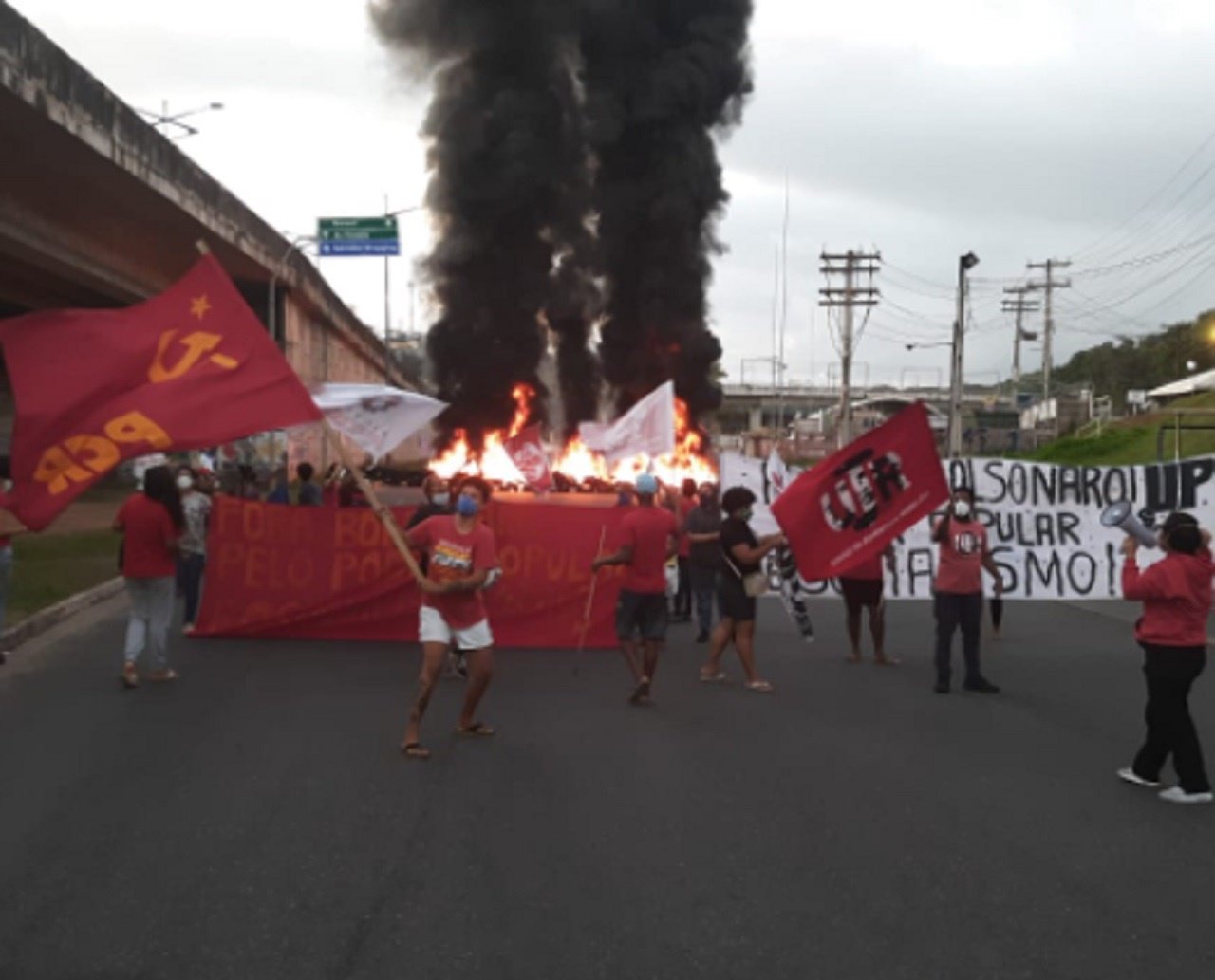 "Fora Bolsonaro": integrantes de movimentos sociais protestam contra o governo federal e interditam a Rótula do Abacaxi