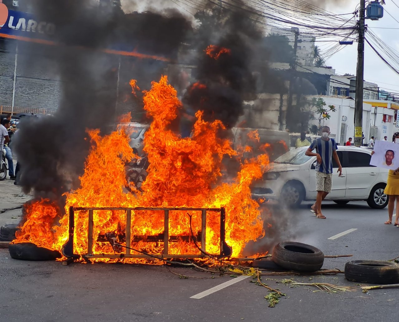 Familiares de jovem preso durante operação policial no IAPI fazem manifestação na Barros Reis