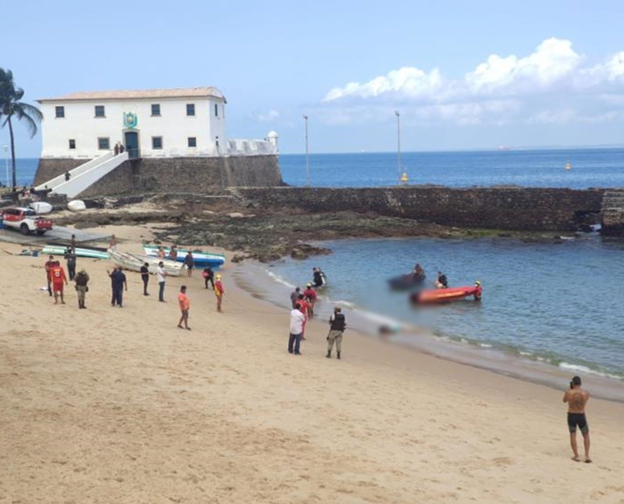 Corpo de pescador desaparecido é encontrado amarrado à âncora no Porto da Barra