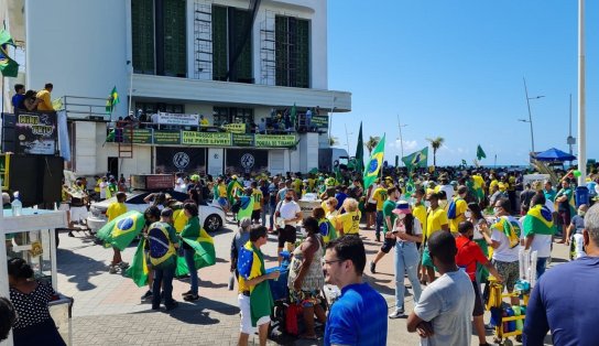 Reunidos no Farol da Barra, apoiadores de Jair Bolsonaro realizam ato político em favor do presidente; veja vídeos