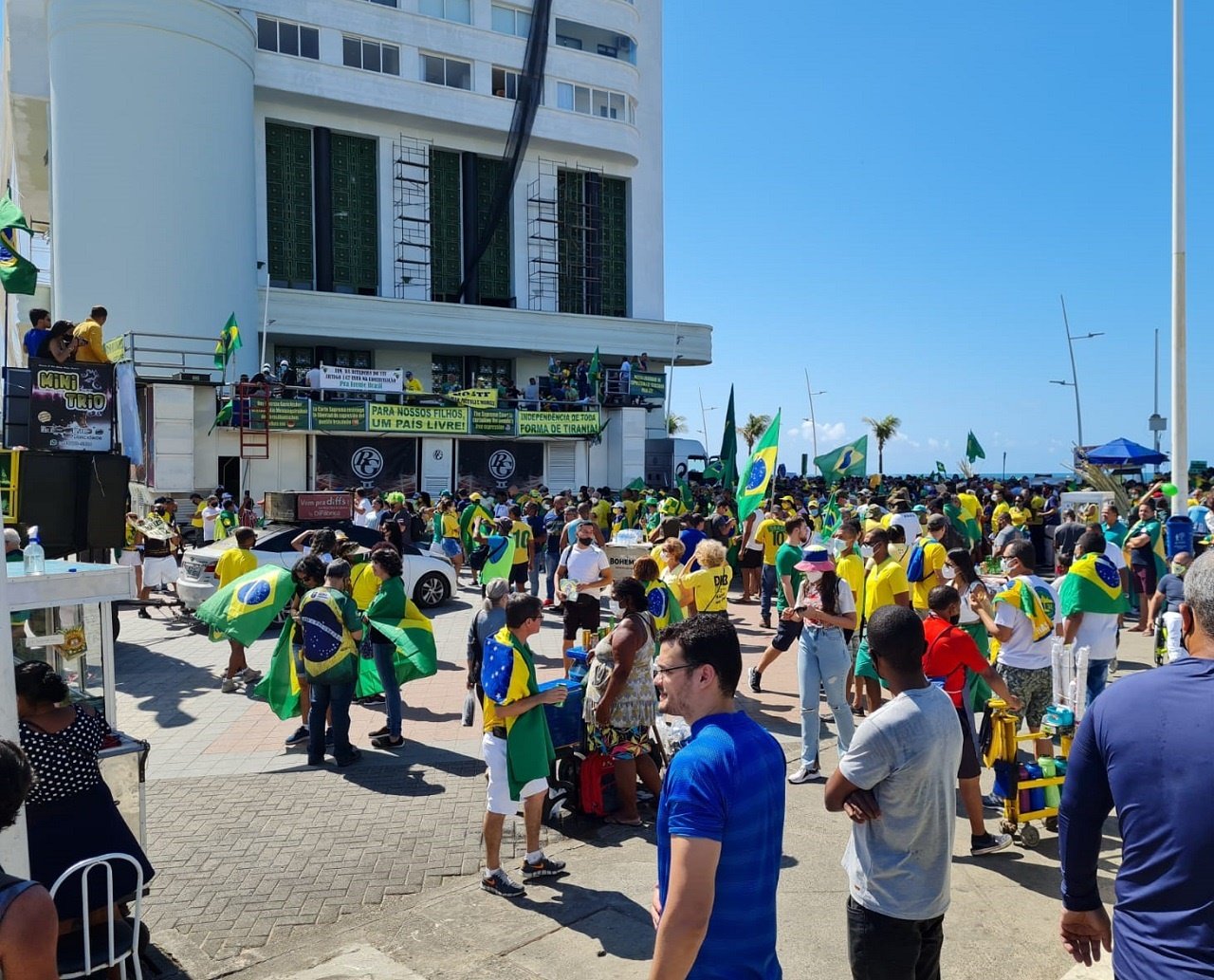 Reunidos no Farol da Barra, apoiadores de Jair Bolsonaro realizam ato político em favor do presidente; veja vídeos