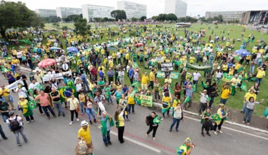 Veja como estão os protestos a favor e contra o governo Bolsonaro por todo país; em Brasília, PM saca arma