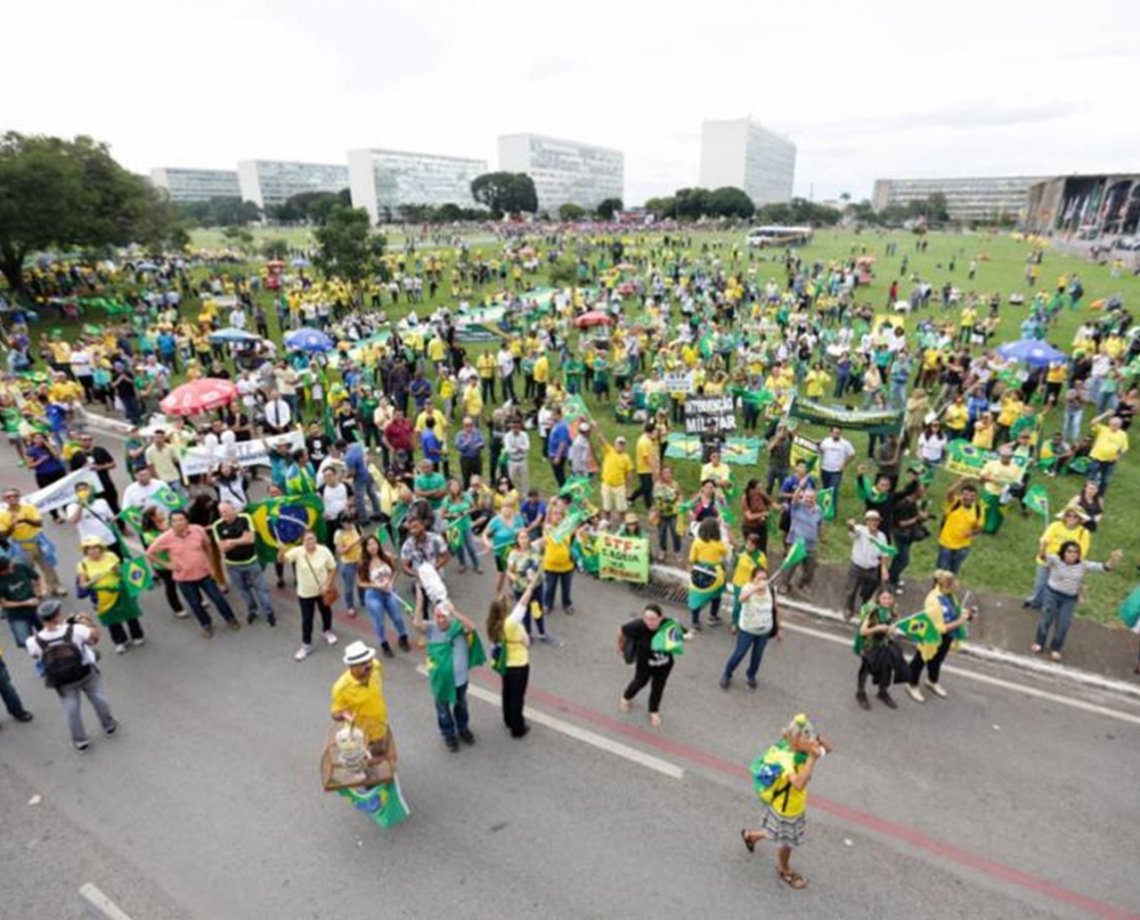 Veja como estão os protestos a favor e contra o governo Bolsonaro por todo país; em Brasília, PM saca arma