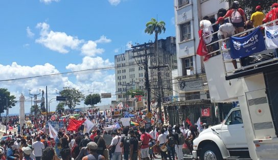 Após caminhada, manifestantes chegam à Praça Castro Alves e fazem ato contra Bolsonaro 