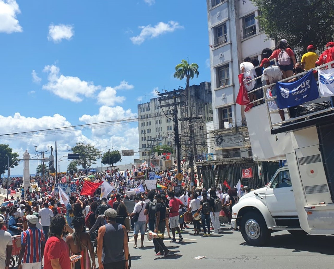 Após caminhada, manifestantes chegam à Praça Castro Alves e fazem ato contra Bolsonaro 