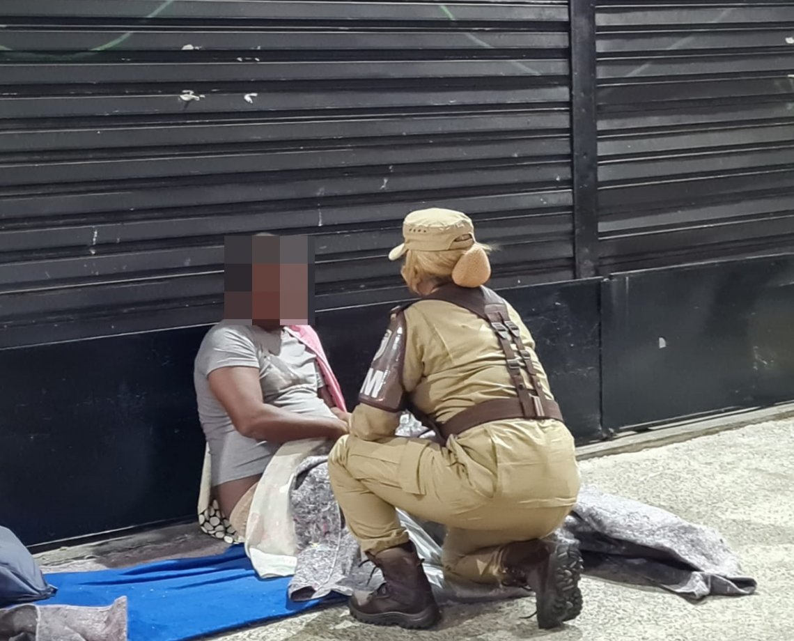 PM faz "ronda" e aquece pessoas em situação de rua por bairros de Salvador; "não se assuste. É ato de amor"