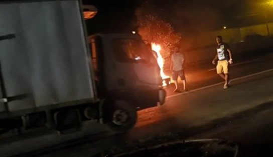 'Não passa': caminhoneiros interditam estradas na Bahia em apoio ao presidente Jair Bolsonaro; veja vídeo