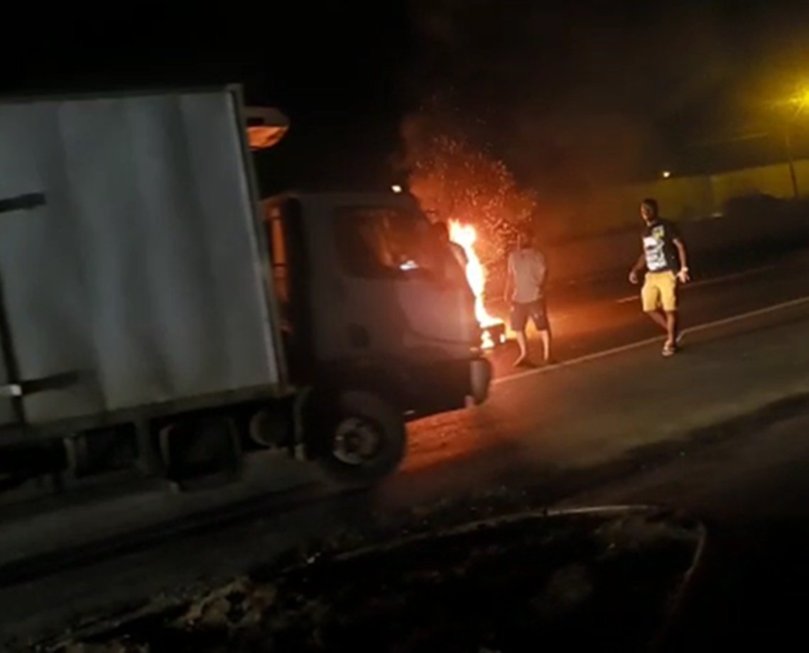 'Não passa': caminhoneiros interditam estradas na Bahia em apoio ao presidente Jair Bolsonaro; veja vídeo