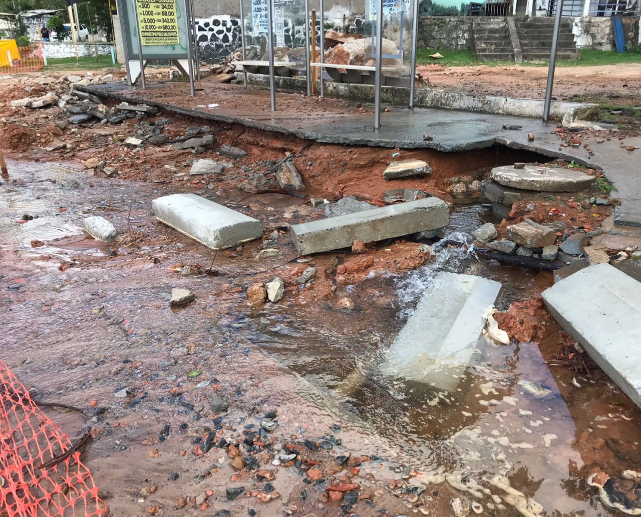 Três localidades ficam sem água após acidente com tubulação na Avenida Ogunjá, em Salvador 