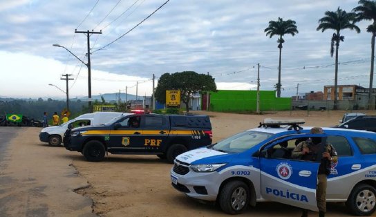 Polícias desbloqueiam trechos de estradas ocupados por caminhoneiros que apoiam o presidente na Bahia 