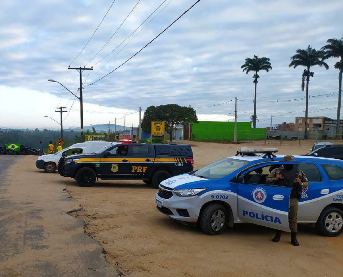 Polícias desbloqueiam trechos de estradas ocupados por caminhoneiros que apoiam o presidente na Bahia 