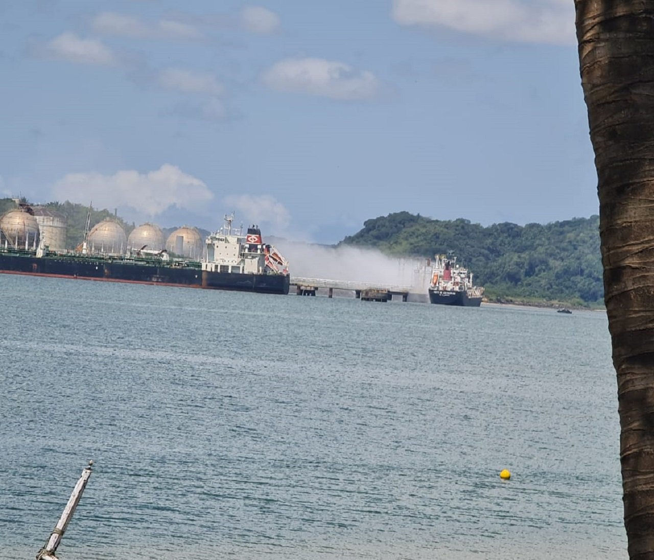 Forte explosão em navio gera pânico no Porto de Aratu e moradores filmam; situação teria ocorrido em setor de gás