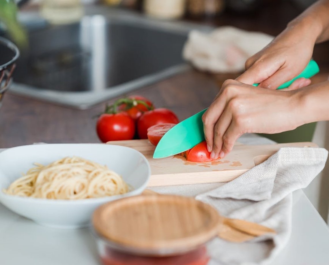 Cozinheiro, padeiro, vendedor e outros profissionais podem encontrar vagas de emprego entre as disponíveis nesta sexta; confira