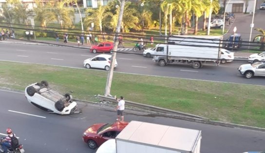 Carro capota e bate em poste na Avenida Paralela, em Salvador; veja vídeo