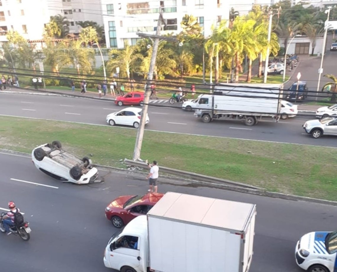 Carro capota e bate em poste na Avenida Paralela, em Salvador; veja vídeo