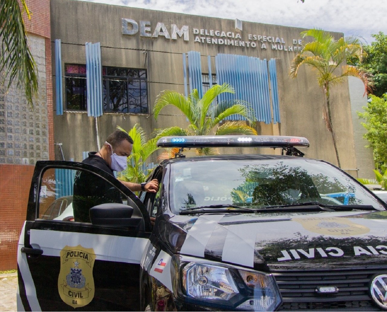 Homem que agrediu companheira com paulada na cabeça, em Mussurunga, é preso ao se apresentar à polícia