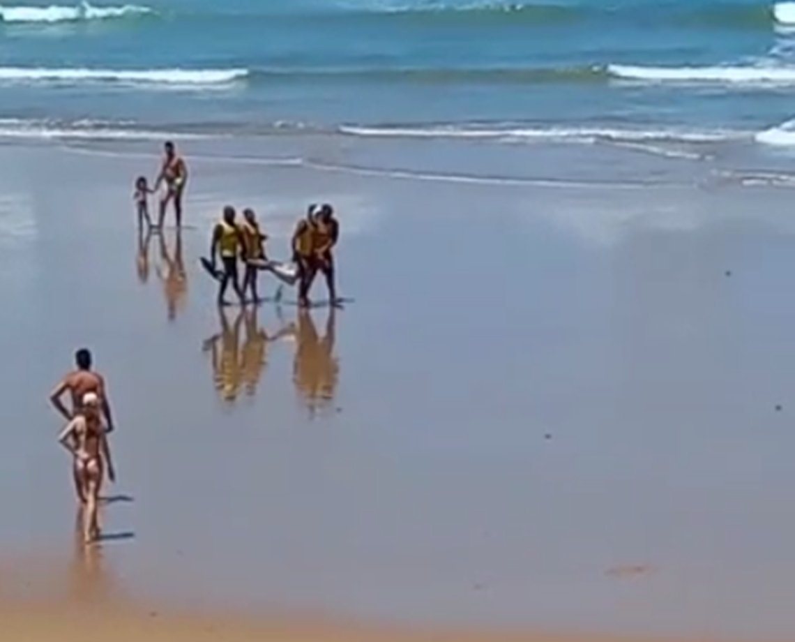 Corpo é encontrado na Praia de Jaguaribe e banhistas ajudam salva-vidas durante resgate; assista 