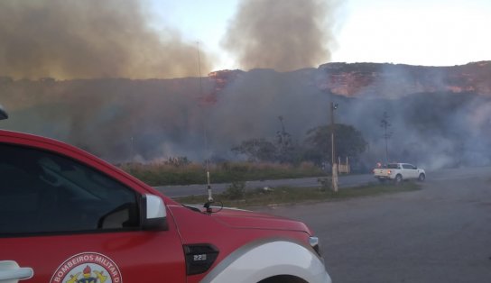 Vídeo: Morro do Pai Inácio, cartão postal da Chapada Diamantina, é atingido por incêndio; bombeiros controlam fogo