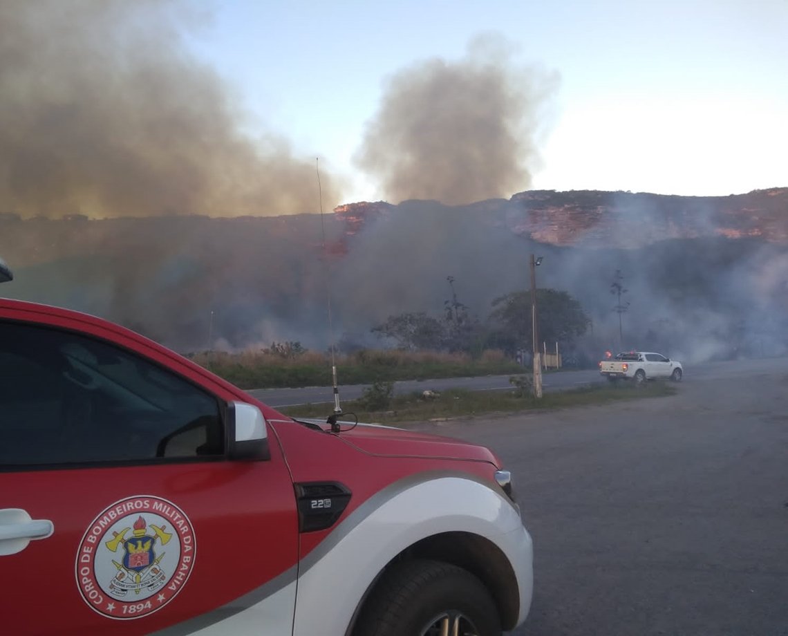 Vídeo: Morro do Pai Inácio, cartão postal da Chapada Diamantina, é atingido por incêndio; bombeiros controlam fogo