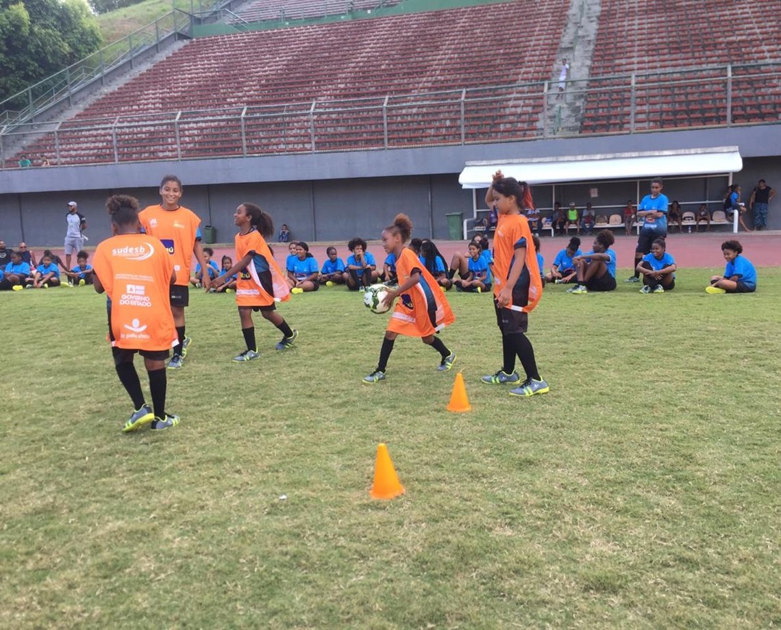 Escolinha de futebol feminino em Pituaçu abre inscrições para "futuras Martas" nesta segunda-feira