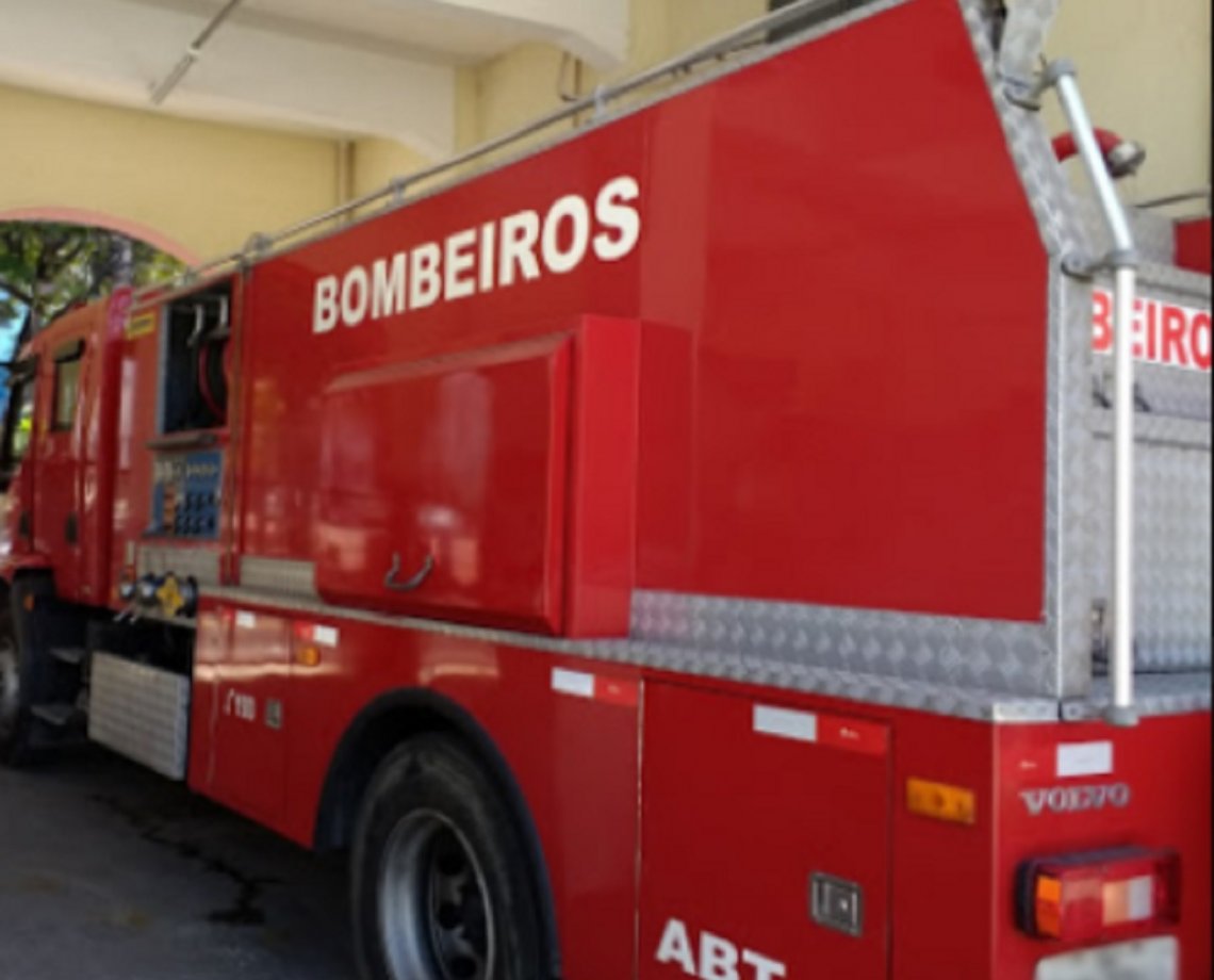 Incêndio começa em academia e se alastra para pizzaria de mesmo prédio comercial no bairro de Cajazeiras 11