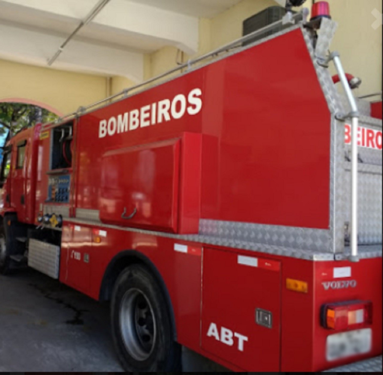 Incêndio começa em academia e se alastra para pizzaria de mesmo prédio comercial no bairro de Cajazeiras 11