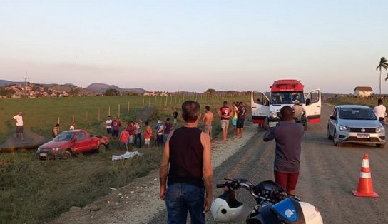 Avó e neta de 6 anos morrem após caminhonete capotar no extremo sul baiano; vítimas estariam na carroceria