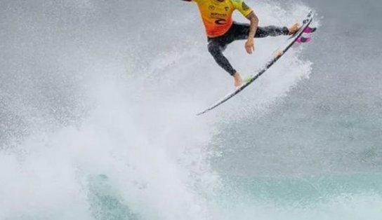 Medina faz história e conquista mais um título do Circuito Mundial de Surfe; final teve até tubarão na região da prova