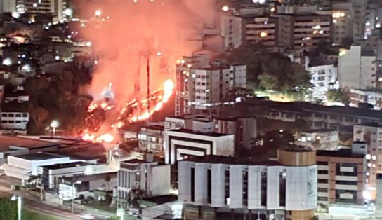 Fogo em lixo aumenta de proporção, queima vegetação e assusta moradores do Rio Vermelho, assista