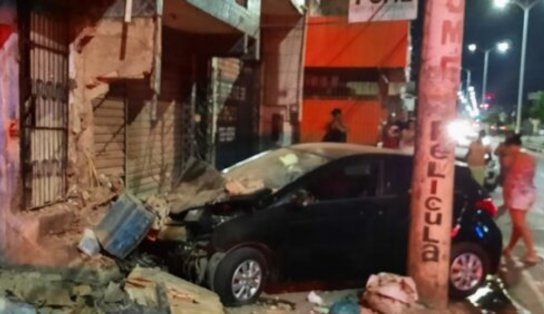 Motorista perde o controle da direção e colide carro contra muro de bar na Avenida Suburbana